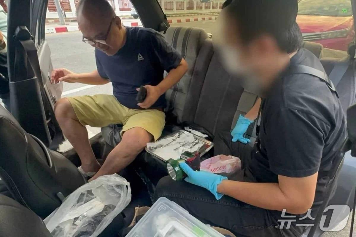 본문 이미지 - 자신의 차량에서 불법 남성 수술을 제공한 혐의를 받는 태국 남성(오른쪽)이 일요일 방콕 짜뚜짝 지역 도로변에서 경찰의 함정 수사 중 현행범으로 19일(현지시간) 체포됐다. (출처=방콕포스트)