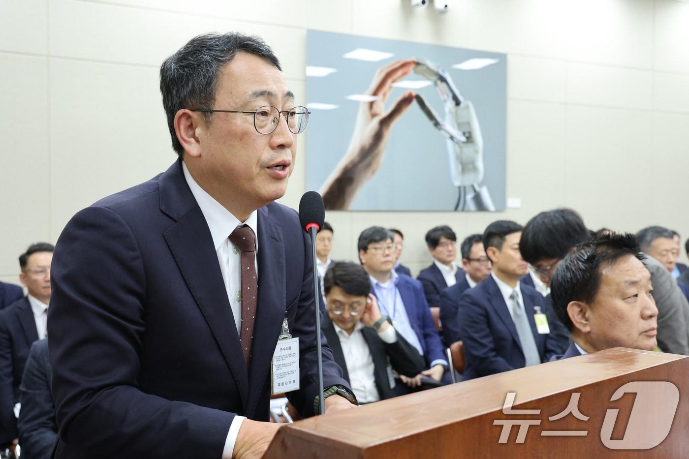 유영상 SK텔레콤 대표가 21일 서울 여의도 국회 과학기술정보방송통신위원회에서 열린 정보통신산업진흥원 등에 대한 국정감사에서 의원 질의에 답변하고 있다. 2025.10.21/뉴스1 ⓒ News1 신웅수 기자