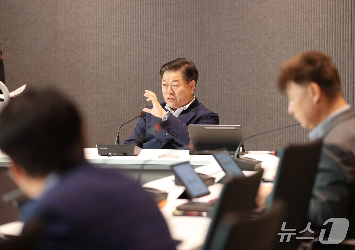 박승원 광명시장(가운데)이 '광명형 돌봄통합지원 시범사업 추진기반 강화 보고회'를 추진하고 있다.(광명시 제공)