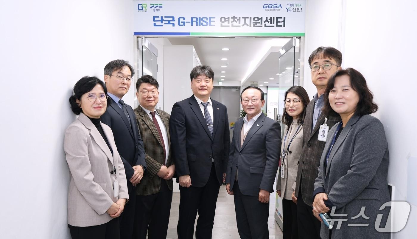 ‘단국G-RISE연천지원센터’ 현판식 참석자들이 기념촬영을 하고 있는 모습.&#40;단국대 제공&#41;