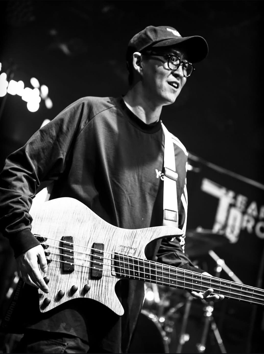 본문 이미지 - 베이시스트 김상영 / 사진=티어드랍 인스타그램