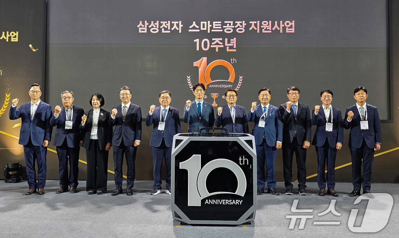본문 이미지 - 21일 서울 강남구 코엑스에서 개최된 삼성 스마트공장 지원사업 10주년 기념행사가 개최됐다. (삼성전자 제공. 재판매 및 DB 금지) 2025.10.21 ⓒ 뉴스1