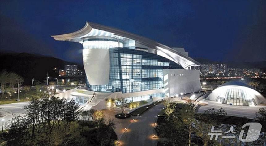 본문 이미지 - 10월 28일~31일 아시아·태평양경제협력체&#40;APEC&#41; CEO 서밋이 열리는 경주 예술의 전당 모습. APEC 회원국 정상급 인사 16명과 글로벌 기업 최고경영자&#40;CEO&#41; 등 1700여 명이 20개 세션에 참여하며 글로벌 핵심 이슈들을 논의할 예정이다.&#40;경주시 제공&#41;