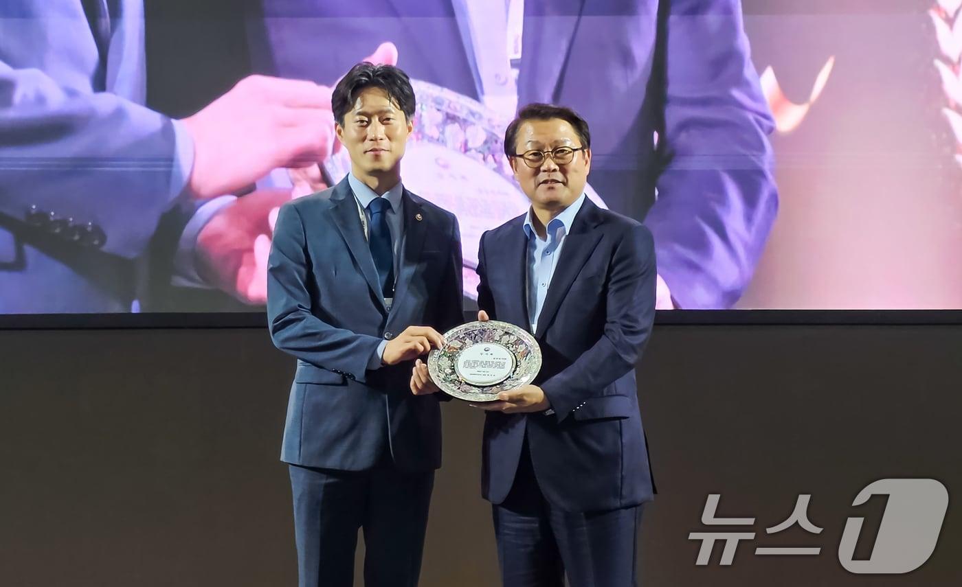 노용석 중소벤처기업부 차관이 21일 서울 강남구 코엑스에서 개최된 삼성 스마트공장 지원사업 10주년 기념행사에서 박승희 삼성전자 CR담당 사장에게 감사패를 전달하고 있다. &#40;삼성전자 제공. 재판매 및 DB 금지&#41; 2025.10.21/뉴스1