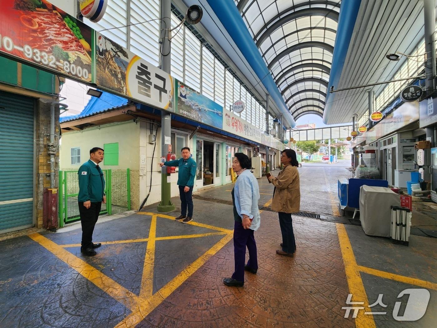 본문 이미지 - 울산 북구의회 박재완 의원과 박정환 의원이 지난 20일 양일간 북구 호계공설시장을 찾아 북구청 경제일자리과 지역경제팀과 현장을 점검했다.(울산 북구의회 제공. 재판매 및 DB금지)/뉴스1