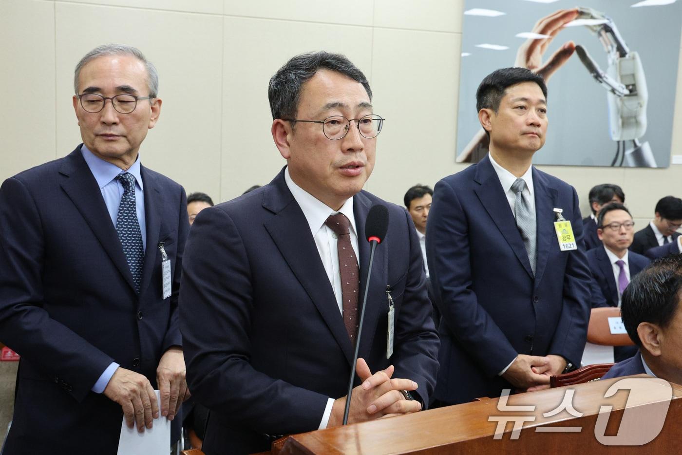 김영섭 KT 대표&#40;왼쪽부터&#41;, 유영상 SK텔레콤 대표, 홍범식 LG유플러스 대표가 21일 서울 여의도 국회 과학기술정보방송통신위원회에서 열린 정보통신산업진흥원 등에 대한 국정감사에서 의원 질의에 답변하고 있다. 2025.10.21/뉴스1 ⓒ News1 신웅수 기자