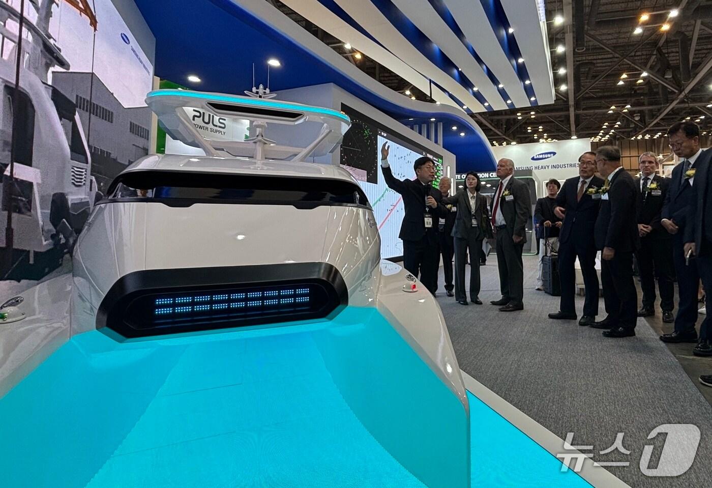 '2025 국제조선 및 해양산업전' 삼성중공업 부스에서 주요 내빈들이 자율주행선박 연구선 '시프트오토' 모형을 구경하고 있다. 2025.10.21/뉴스1 ⓒ News1 홍윤 기자