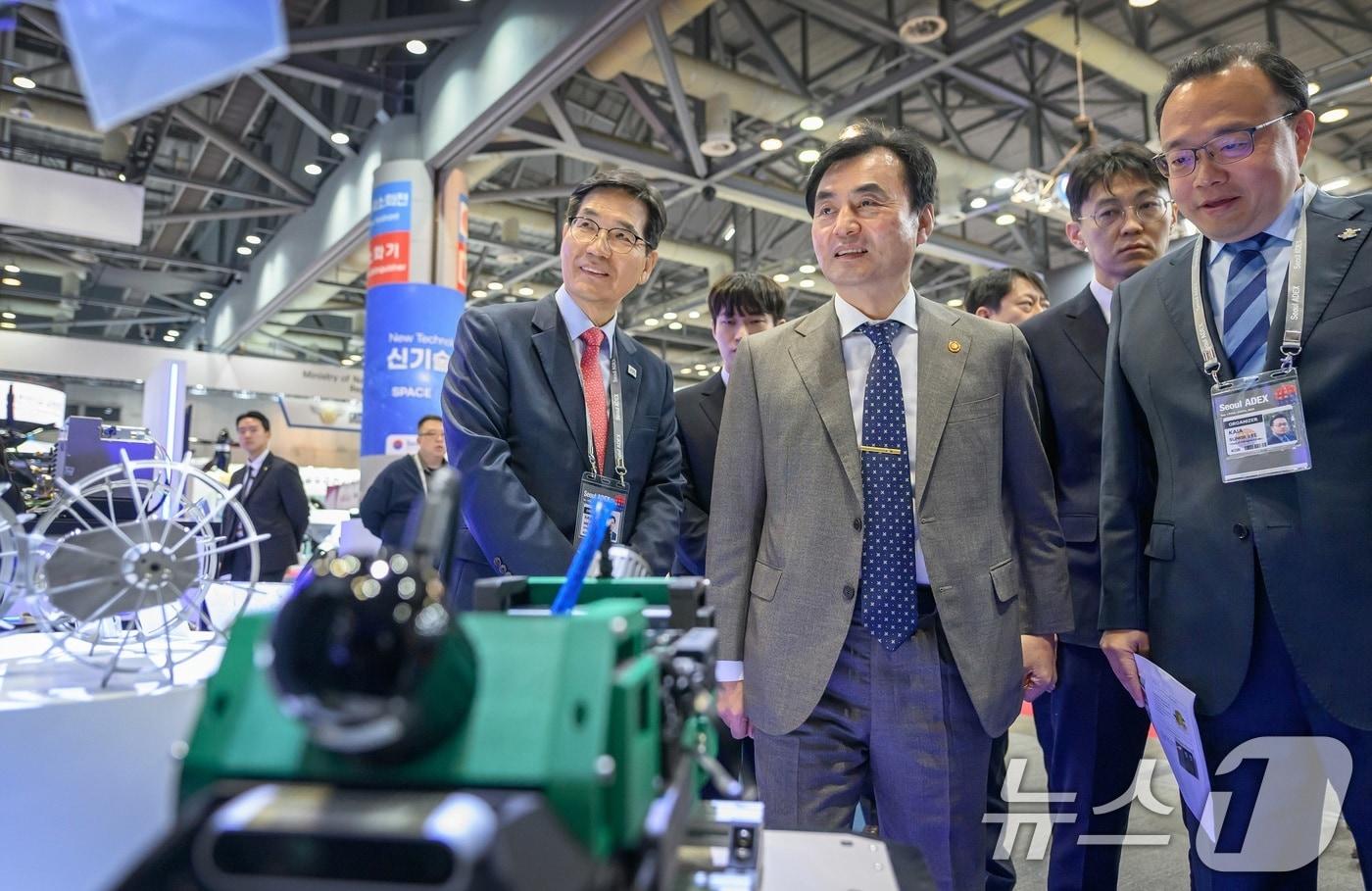 안규백 국방부 장관이 지난 21일 경기 고양시 킨텍스에서 열린 ADEX 2025에서 전시장을 둘러보며 국산 무기체계와 기술 개발 동향을 살펴보고 있다. &#40;국방부 제공. 재판매 및 DB 금지&#41; 2025.10.21/뉴스1