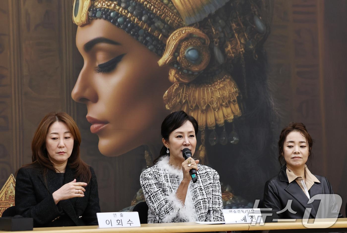 21일 오후 서울 종로구 세종문화회관에서 열린 서울시오페라단 창단 40주년 기념 오페라 &#39;아이다&#39; 제작발표회에서 박혜진 예술감독 겸 단장이 취재진의 질문에 답하고 있다. 왼쪽부터 연출가 이회수, 박 감독, 지휘자 김봉미. 2025.10.21/뉴스1 ⓒ News1 구윤성 기자