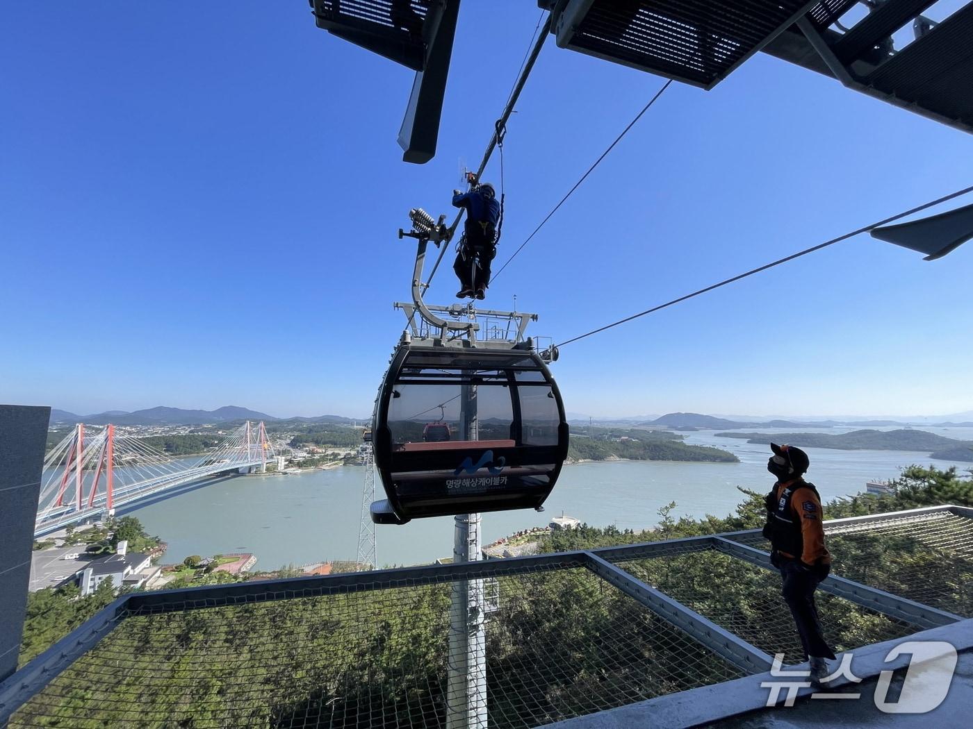 본문 이미지 - 명량해상케이블카 비상상황 대비 합동구조훈련 장면&#40;진도소방서 제공, 재판매 및 DB금지&#41;/뉴스1 