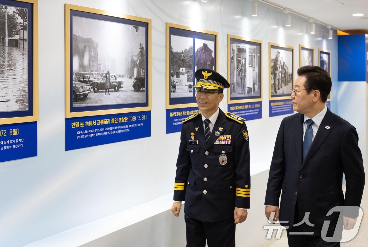 이재명 대통령이 21일 서울 서대문구 경찰청에서 열린 제80주년 경찰의 날 기념식에 참석해 유재성 경찰청장 직무대행과 사진을 보고 있다. (대통령실 제공. 재판매 및 DB 금지) 2025.10.21/뉴스1 ⓒ News1 허경 기자