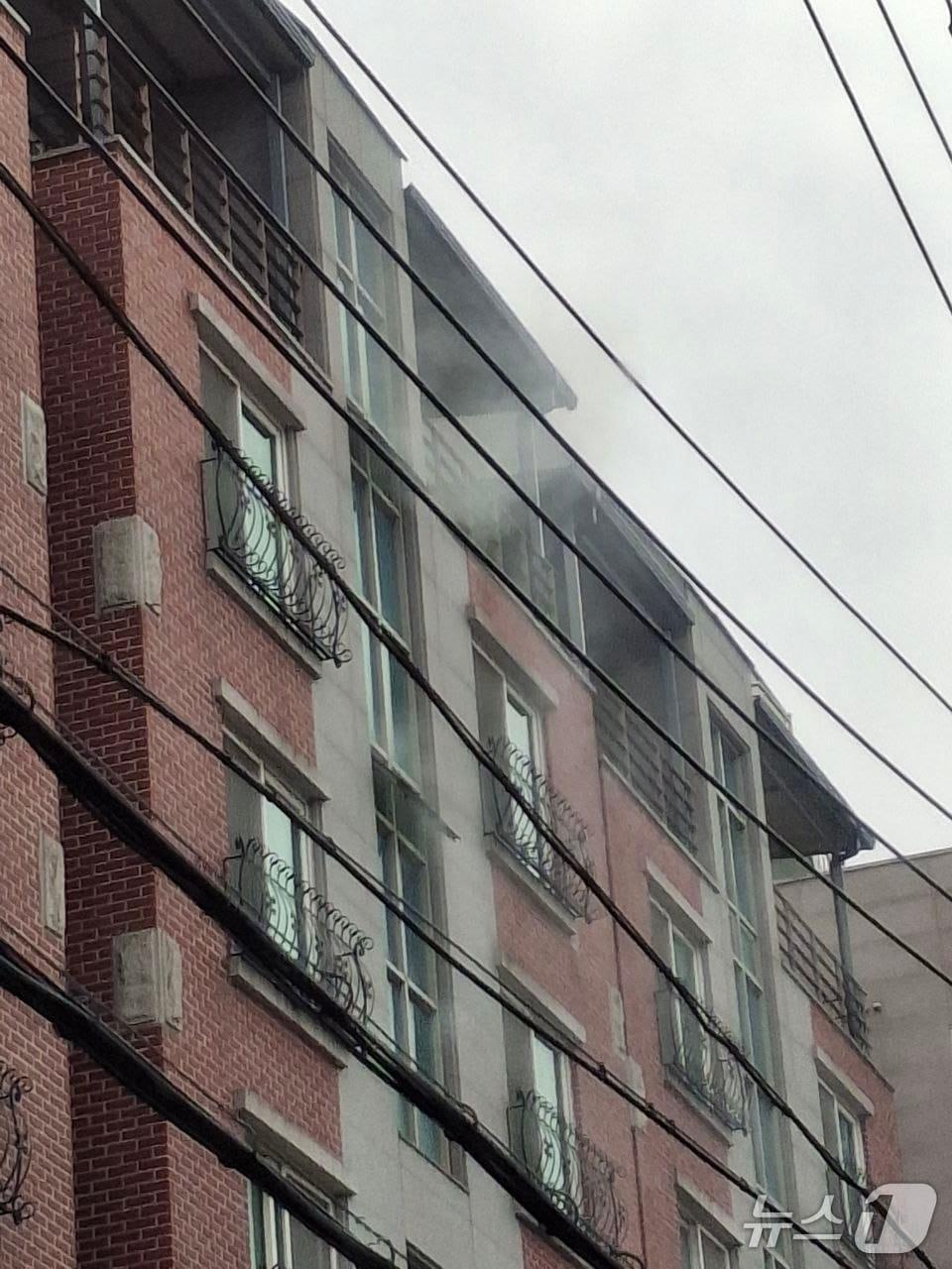 본문 이미지 - 화재 현장. (경기도소방재난본부 제공. 재판매 및 DB 금지) 2025.10.21/뉴스1