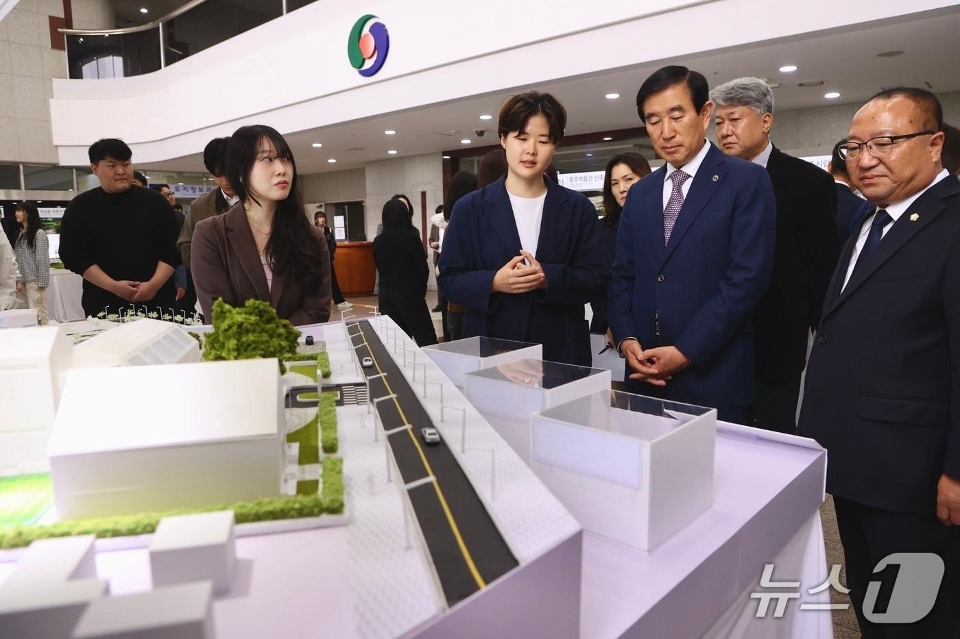  지역개발디자인 제안전 관람 모습.(충주시 제공. 재판매 및 DB금지)/뉴스1