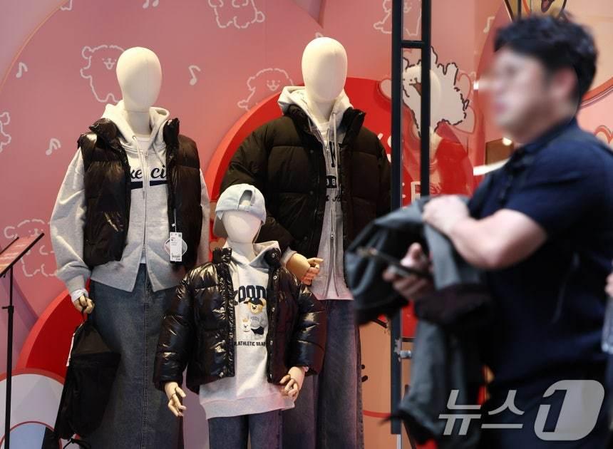 본문 이미지 - 쌀쌀한 날씨를 보인 19일 서울 중구 명동 거리 상점에 겨울 외투가 진열돼 있다. 2025.10.19/뉴스1 ⓒ News1 김민지 기자