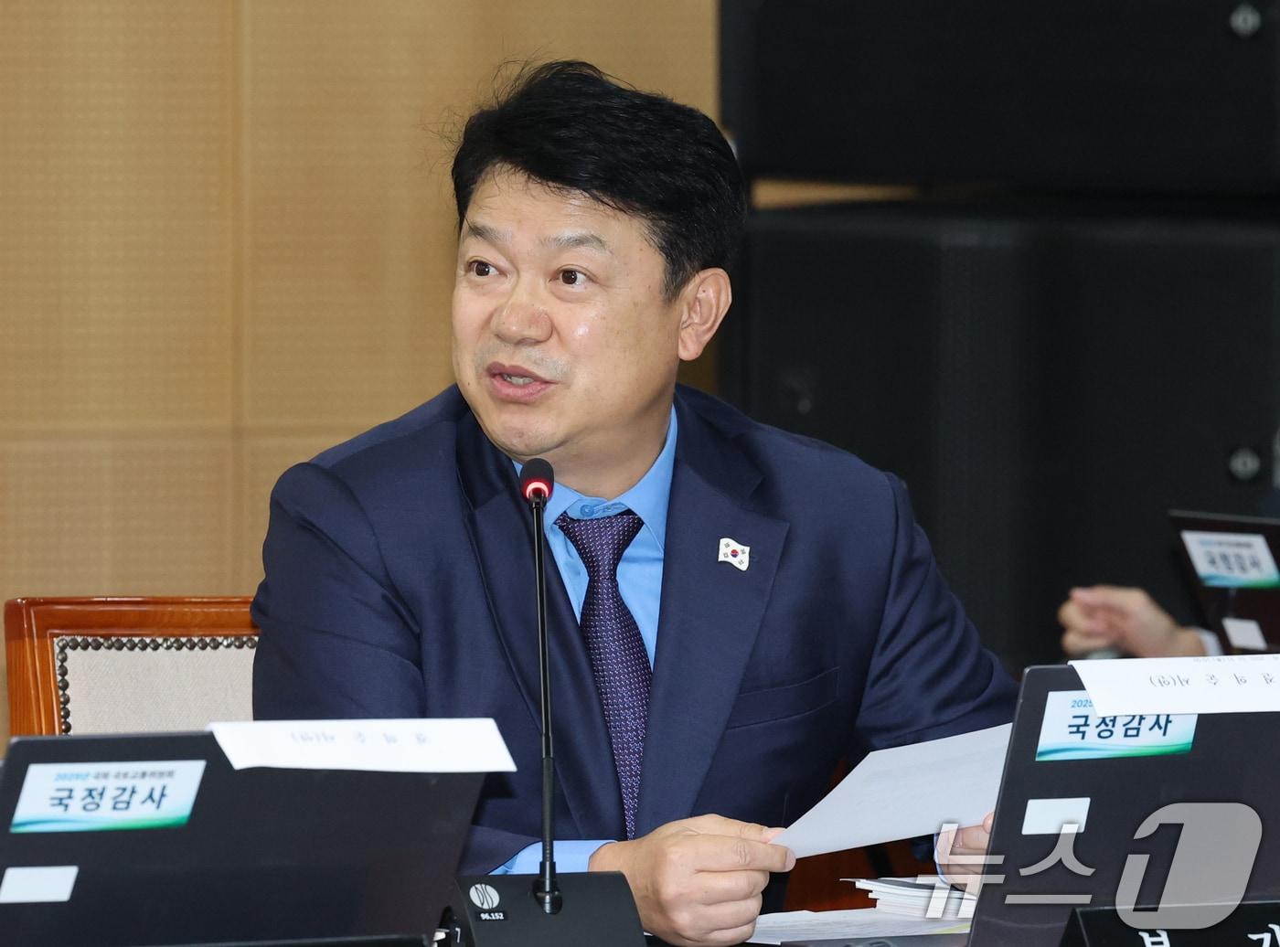 본문 이미지 - 복기왕 더불어민주당 의원이 지난달 21일 한국철도공사&#40;코레일&#41; 대전본사에서 열린 국회 국토교통위원회의 한국철도공사, 국가철도공단, &#40;주&#41;에스알 등에 대한 국정감사에서 질의하고 있다. 2025.10.21/뉴스1 ⓒ News1 김기태 기자