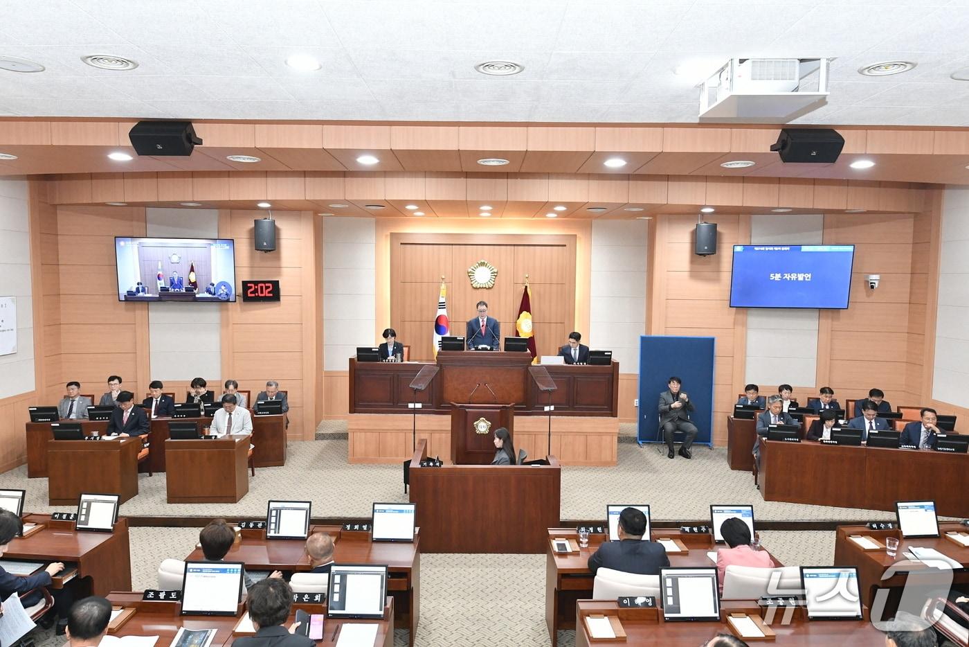 김해시의회가 21일 제274회 임시회 2차 본회의를 열고 있다.&#40;김해시의회 제공. 재판매 및 DB금지&#41;