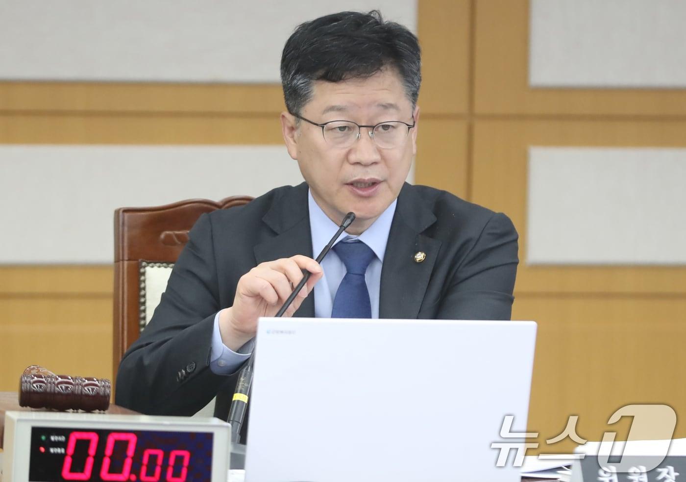 안호영 기후에너지환노위원장이 21일 울산 중구 근로복지공단 본사에서 국회 기후에너지환경노동위원회의 고용노동부 산하기관 12곳에 대한 국정감사를 진행하고 있다. 2025.10.21/뉴스1 ⓒ News1 조민주 기자