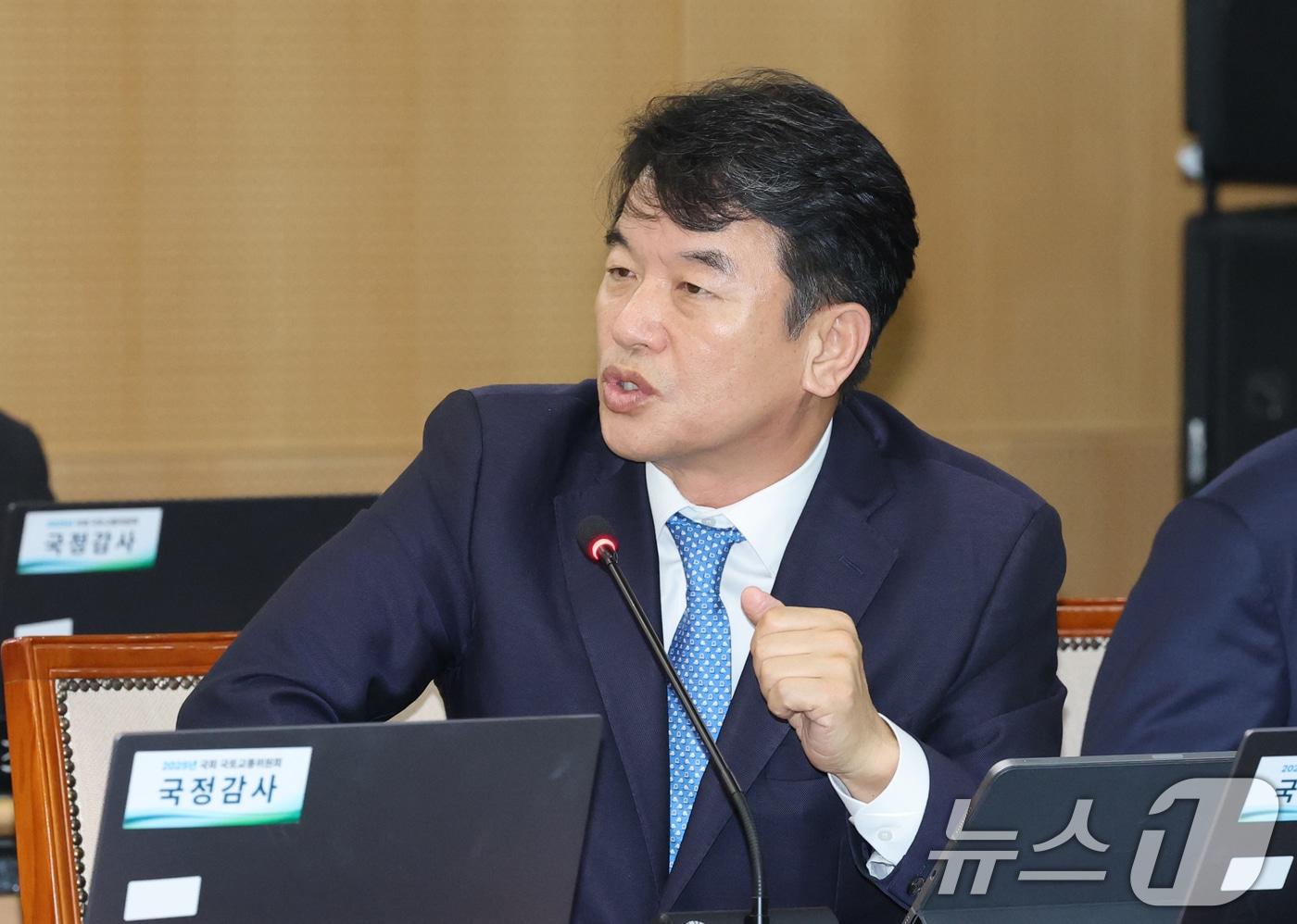 문진석 더불어민주당 의원이 21일 한국철도공사&#40;코레일&#41; 대전본사에서 열린 국회 국토교통위원회의 한국철도공사, 국가철도공단, &#40;주&#41;에스알 등에 대한 국정감사에서 질의하고 있다. 2025.10.21/뉴스1 ⓒ News1 김기태 기자