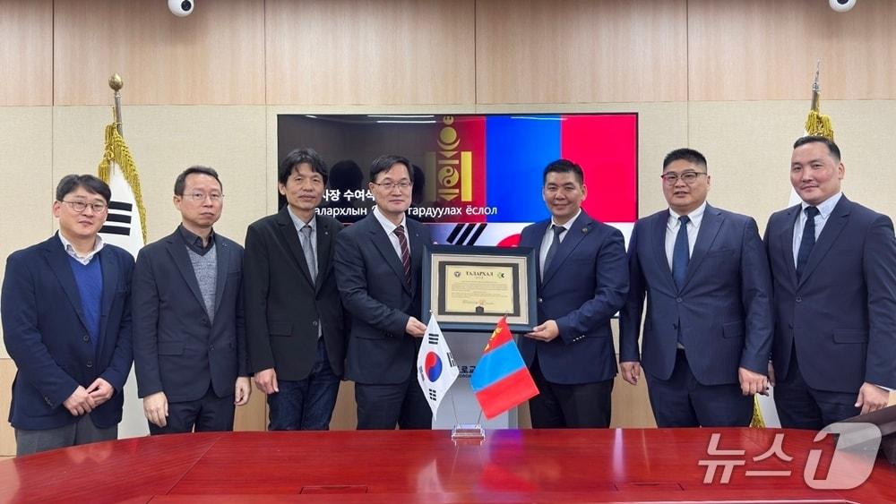 본문 이미지 - 한국도로교통공단이 21일 몽골 정부 기관 방문단으로부터 몽골 교통경찰청장 감사장을 수여받았다.(한국도로교통공단 제공. 재판매 및 DB금지)/뉴스1