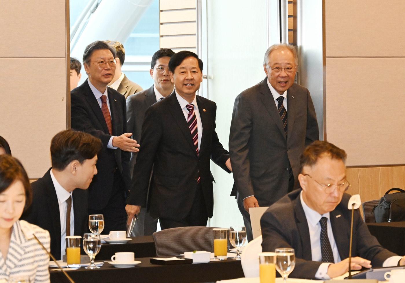 구윤철 부총리 겸 기획재정부 장관이 10월 2일 서울 영등포구 FKI 컨피던스센터에서 열린 서비스산업 경쟁력강화 TF 1차회의를 주재했다.