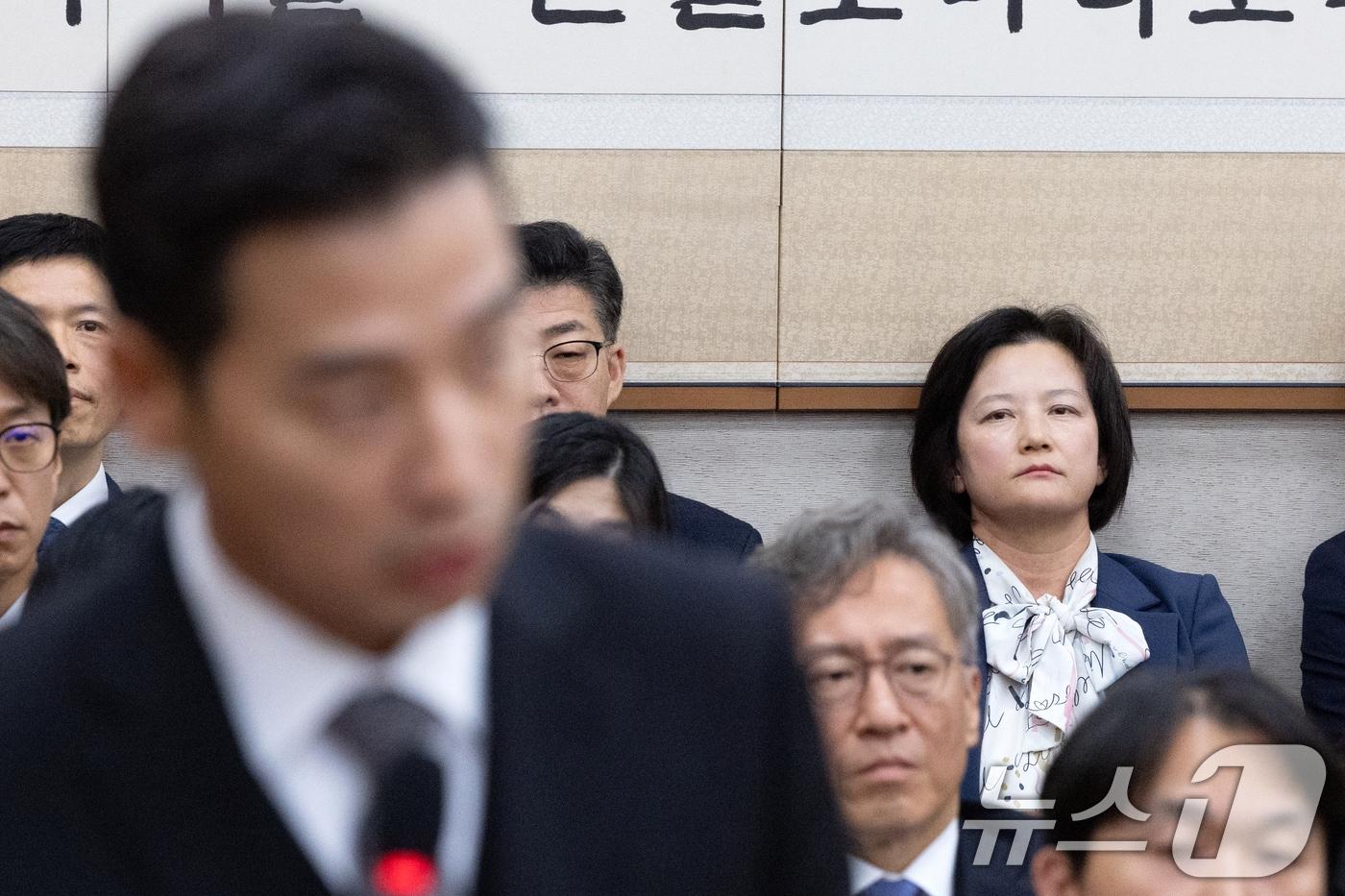 정유미 법무연수원 연구위원이 21일 서울 여의도 국회에서 열린 법제사법위원회 대전고검 등에 대한 국정감사에 출석해 문건일 변호사의 답변을 듣고 있다. 2025.10.21/뉴스1 ⓒ News1 이승배 기자