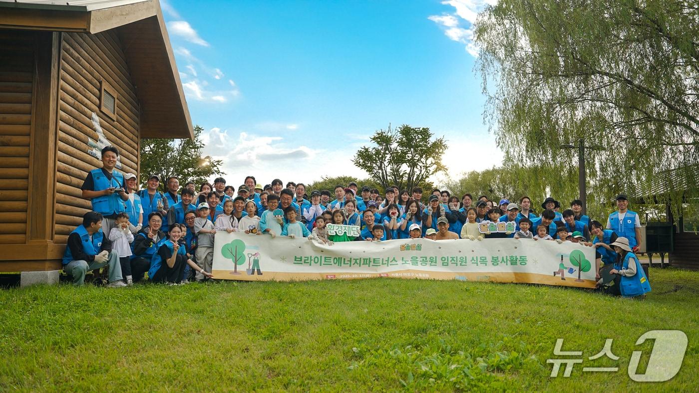 브라이트에너지파트너스가 서울 마포구 노을공원에서 &#39;꿀숲벌숲캠페인&#39;을 진행했다.&#40;브라이트에너지파트너스 제공&#41;