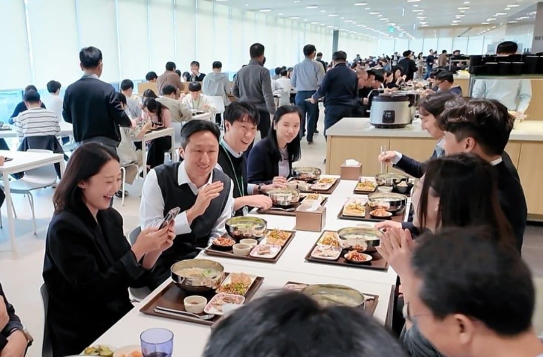 본문 이미지 - 정기선 HD현대 회장&#40;왼쪽에서 두번째&#41;이 직원들과 함께 식사하는 모습. &#40;출처 : HD현대 인스타그램&#41;