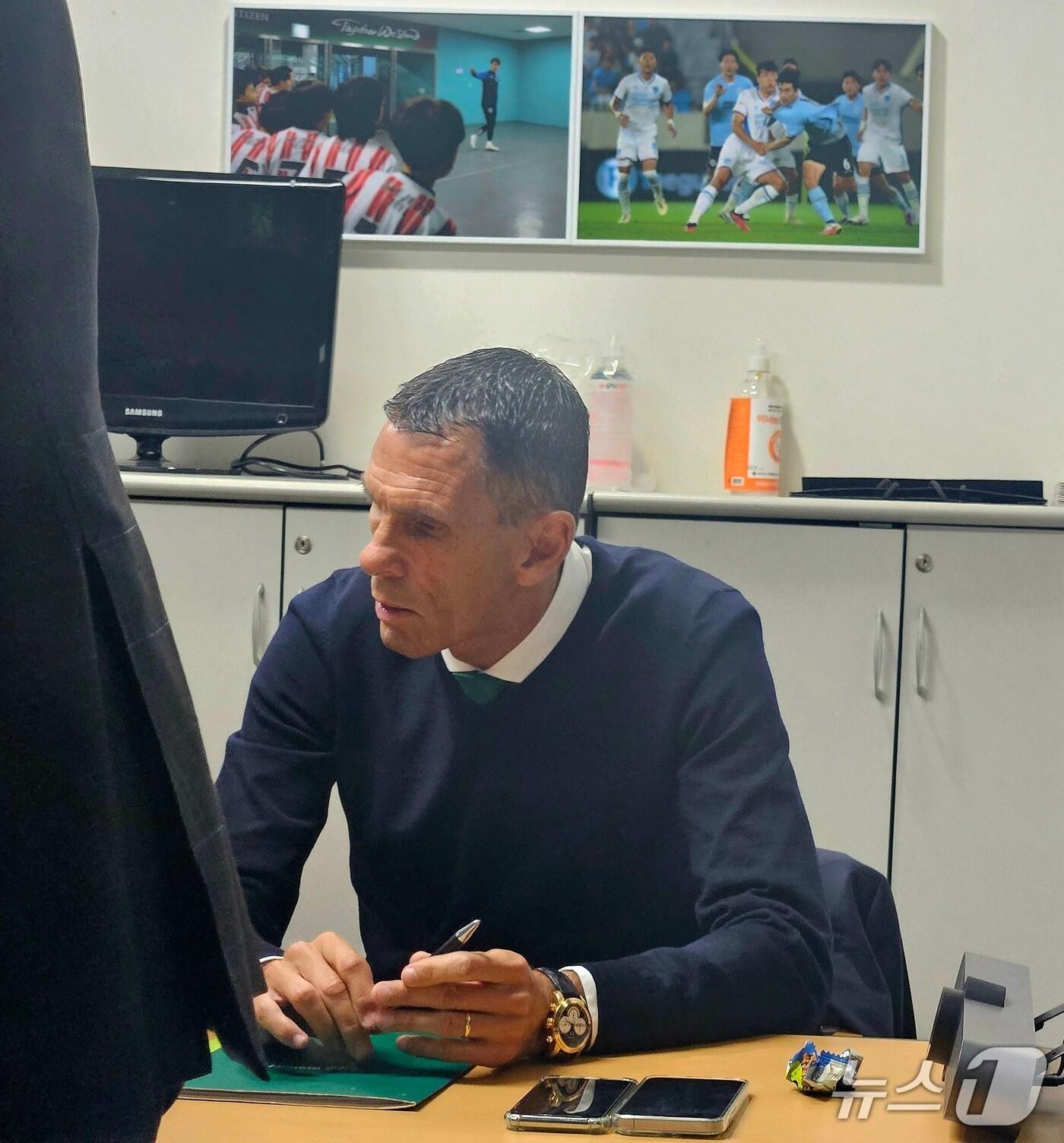본문 이미지 - 21일 축구회관에서 상벌위원회를 기다리는 거스 포옛 전북 감독. /뉴스1 ⓒ 뉴스1 김도용 기자