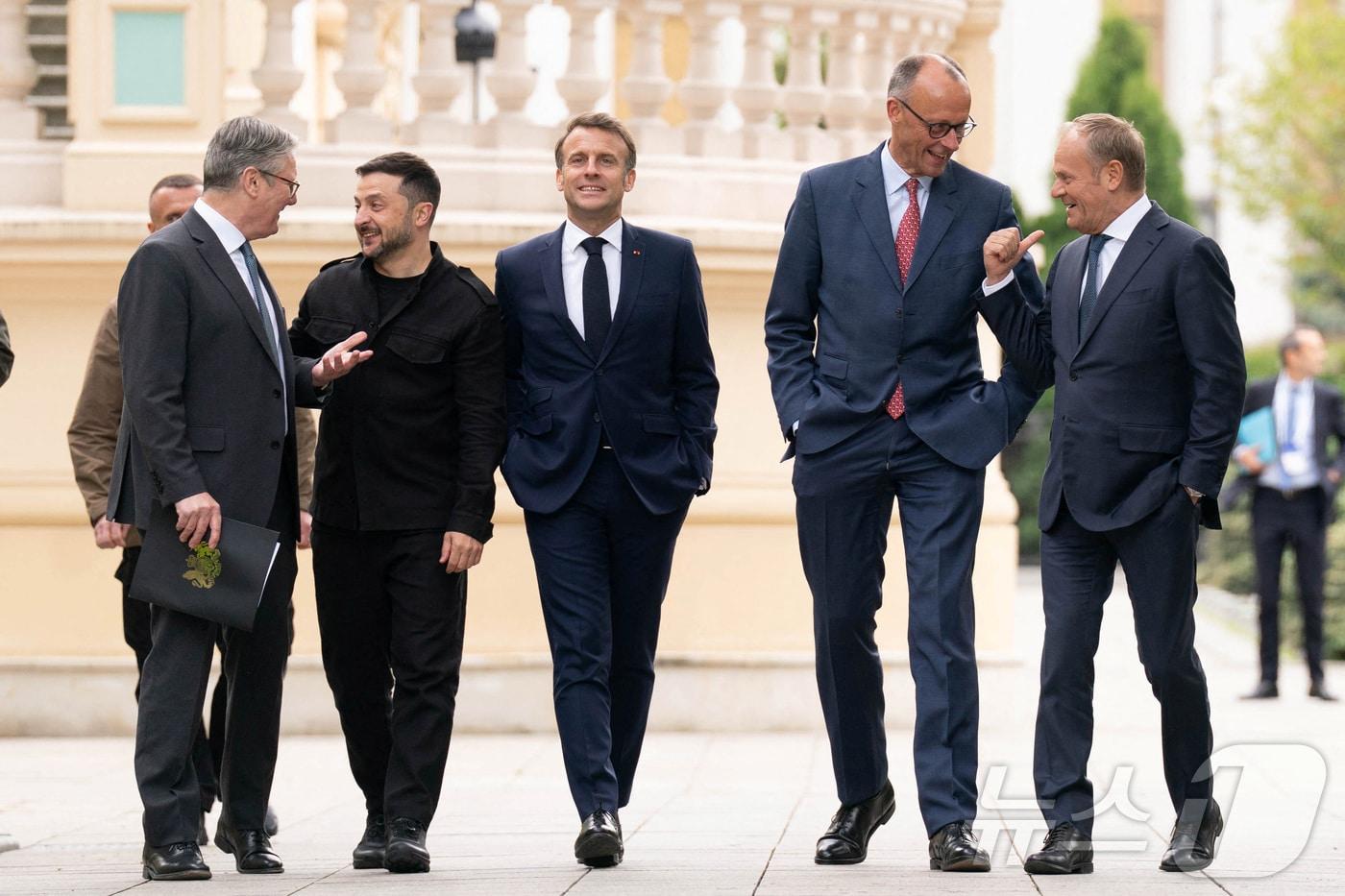 우크라이나 대통령궁에서 만난 유럽 정상들. 왼쪽부터 키어 스타머 영국총리, 볼로디미르 젤렌스키 우크라이나 대통령, 에마뉘엘 마크롱 프랑스 대통령, 프리드리히 메르츠 독일 총리, 도날트 투스크 폴란드 총리. 2025.05.10 ⓒ 로이터=뉴스1 ⓒ News1 이지예 객원기자