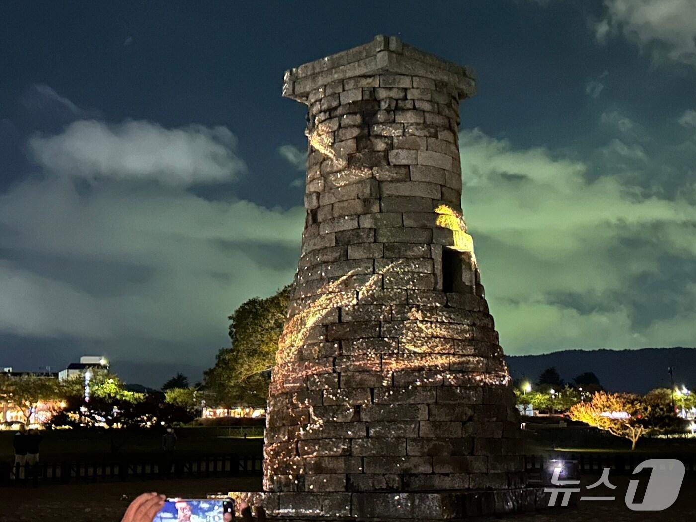 본문 이미지 - 지난 20일 경북 경주시 첨성대에서 실시된 '첨성대 미디어 아트'행사 모습. (국가유산청제공, 재판매 및, DB금지) 2025.10.21/뉴스1 