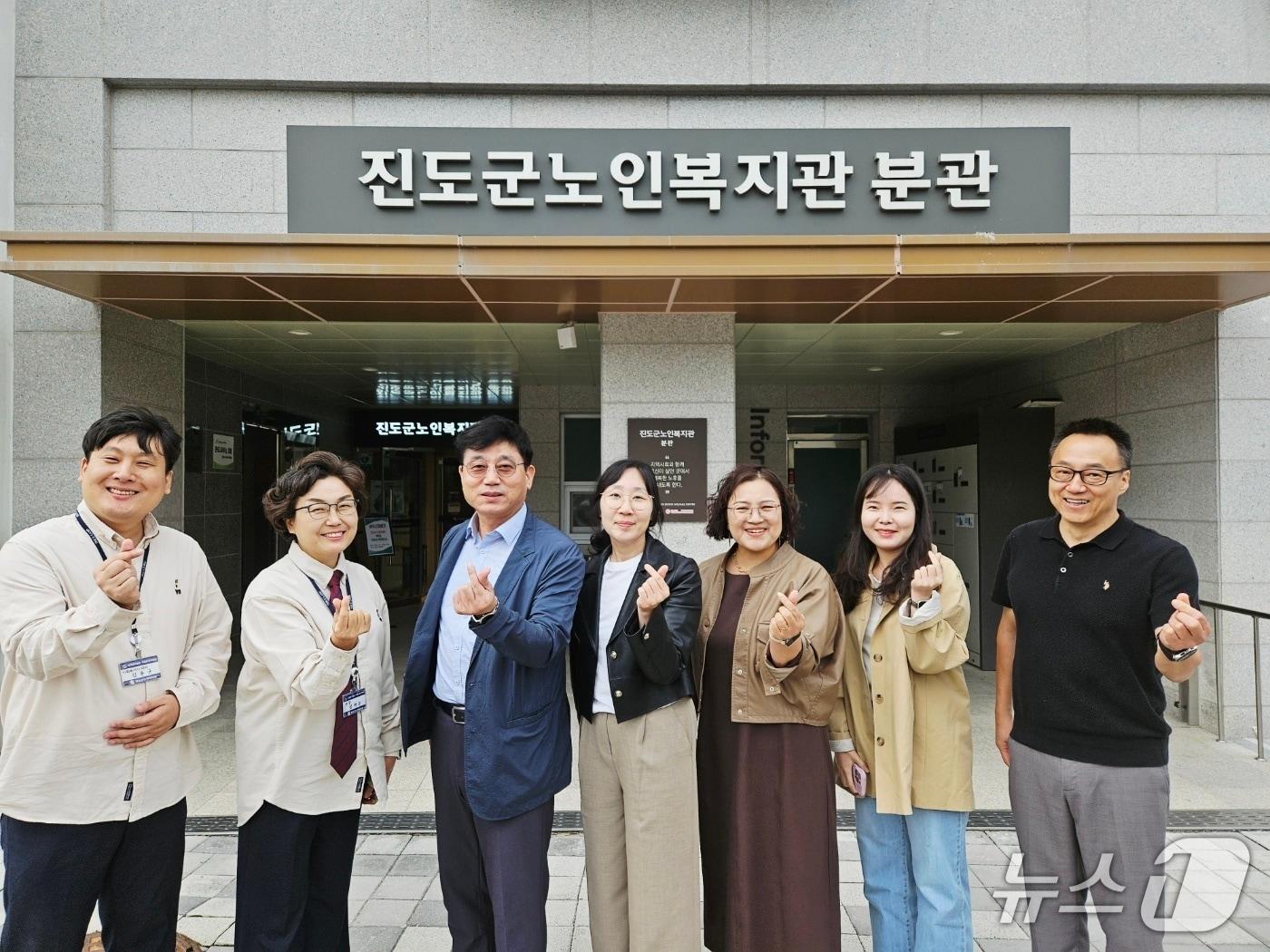 본문 이미지 - 보성군노인복지관 관계자들이 21일 진도군노인복지관을 방문, 기념사진을 찍고 있다.&#40;진도군노인복지관 제공, 재판매 및 DB 금지&#41;/뉴스1