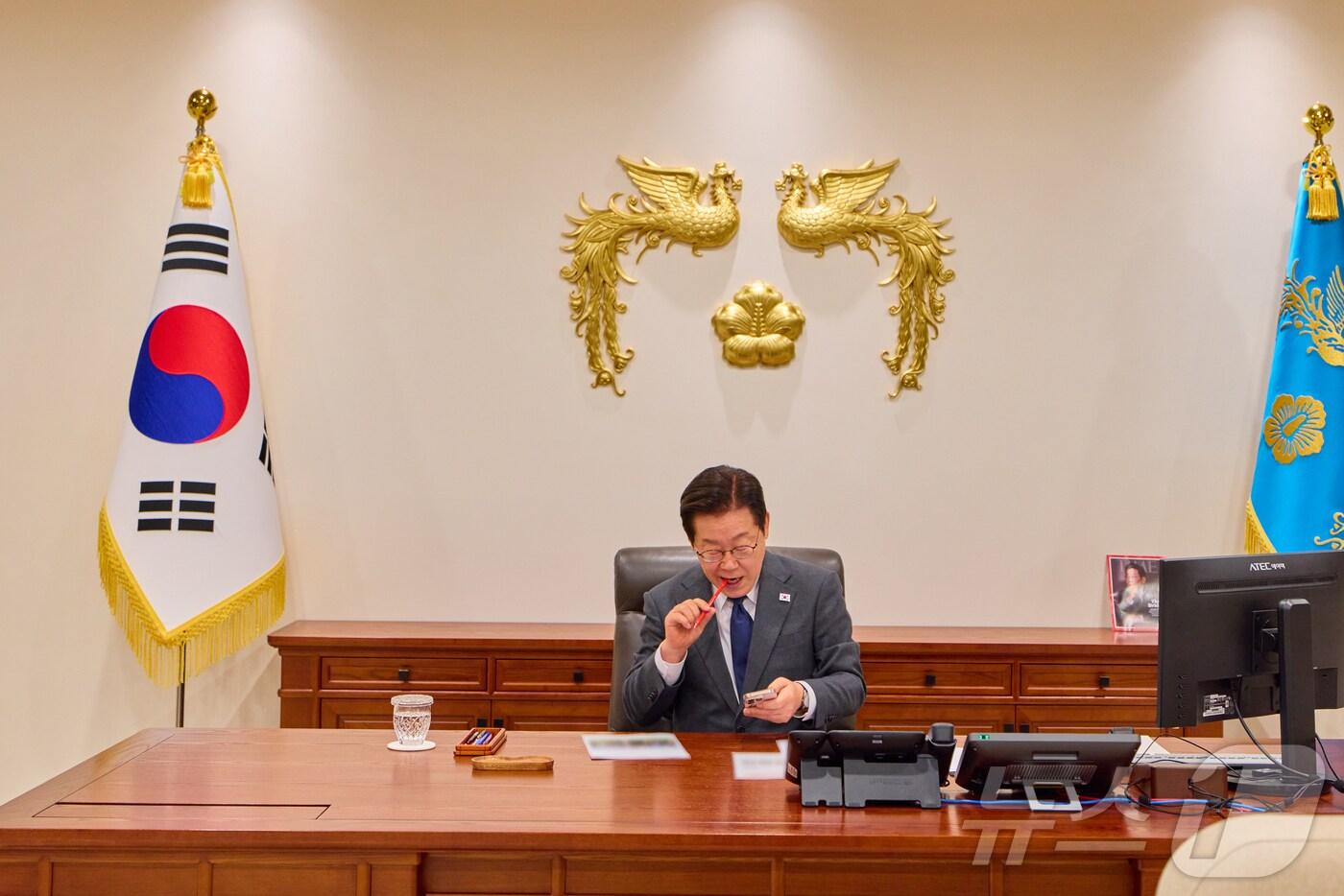 이재명 대통령이 지난 20일 서울 용산 대통령실 청사에서 집무 중 스마트폰을 살펴보고 있다. &#40;이재명 대통령 SNS. 재판매 및 DB 금지&#41; 2025.10.21/뉴스1 ⓒ News1 이재명 기자