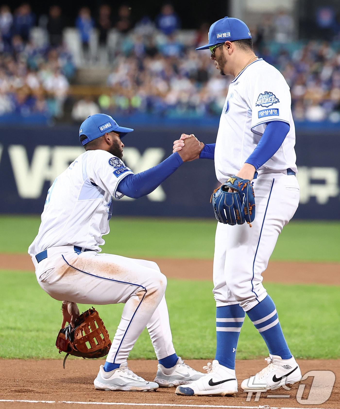 본문 이미지 - 21일 대구삼성라이온즈파크에서 열린 2025 신한 SOL뱅크 KBO 포스트시즌 플레이오프 3차전 한화 이글스와 삼성 라이온즈의 경기, 1회초 1사 주자 없는 상황에서 삼성 1루수 디아즈가 한화 리베라토의 1루수 앞 땅볼 때 포구 실책을 한 후 후라도의 도움을 받아 일어나고 있다. 2025.10.21/뉴스1 ⓒ News1 김성진 기자