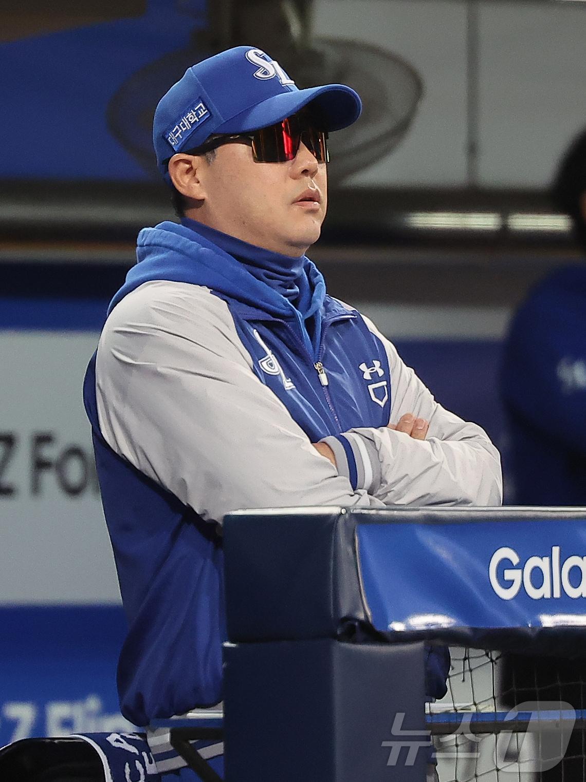 본문 이미지 - 21일 대구삼성라이온즈파크에서 열린 2025 신한 SOL뱅크 KBO 포스트시즌 플레이오프 3차전 한화 이글스와 삼성 라이온즈의 경기, 박진만 삼성 감독이 경기를 지켜보고 있다. 2025.10.21/뉴스1 ⓒ News1 김진환 기자