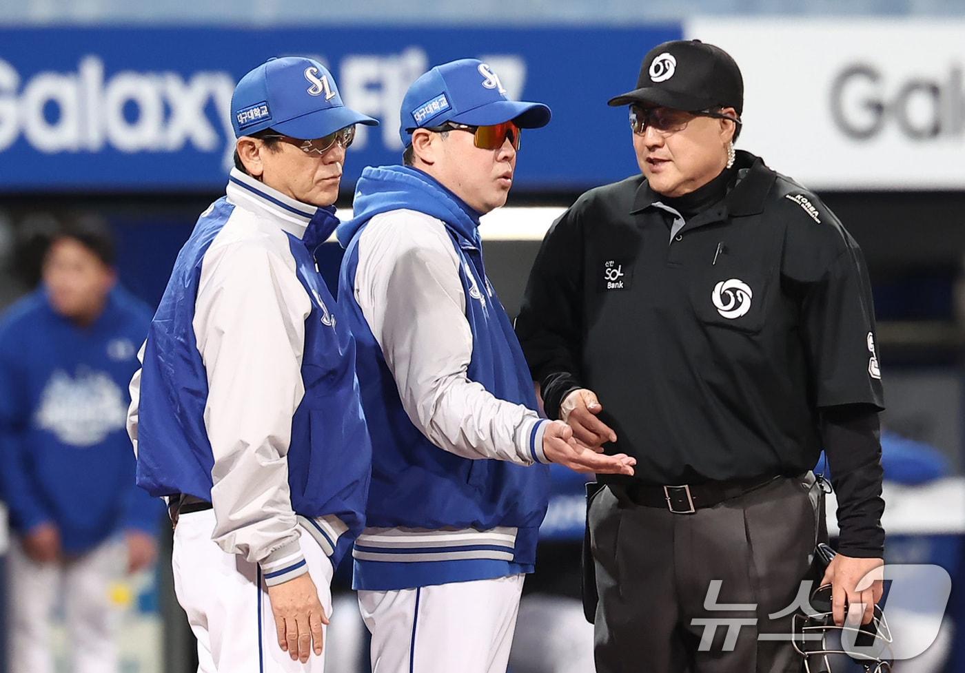 21일 대구삼성라이온즈파크에서 열린 2025 신한 SOL뱅크 KBO 포스트시즌 플레이오프 3차전 한화 이글스와 삼성 라이온즈의 경기, 삼성 박진만 감독과 최일언 수석코치가 2회초 1사 한화 하주석의 번트 안타 때 스리피트 판정 어필을 하고 있다. 2025.10.21/뉴스1 ⓒ News1 김성진 기자