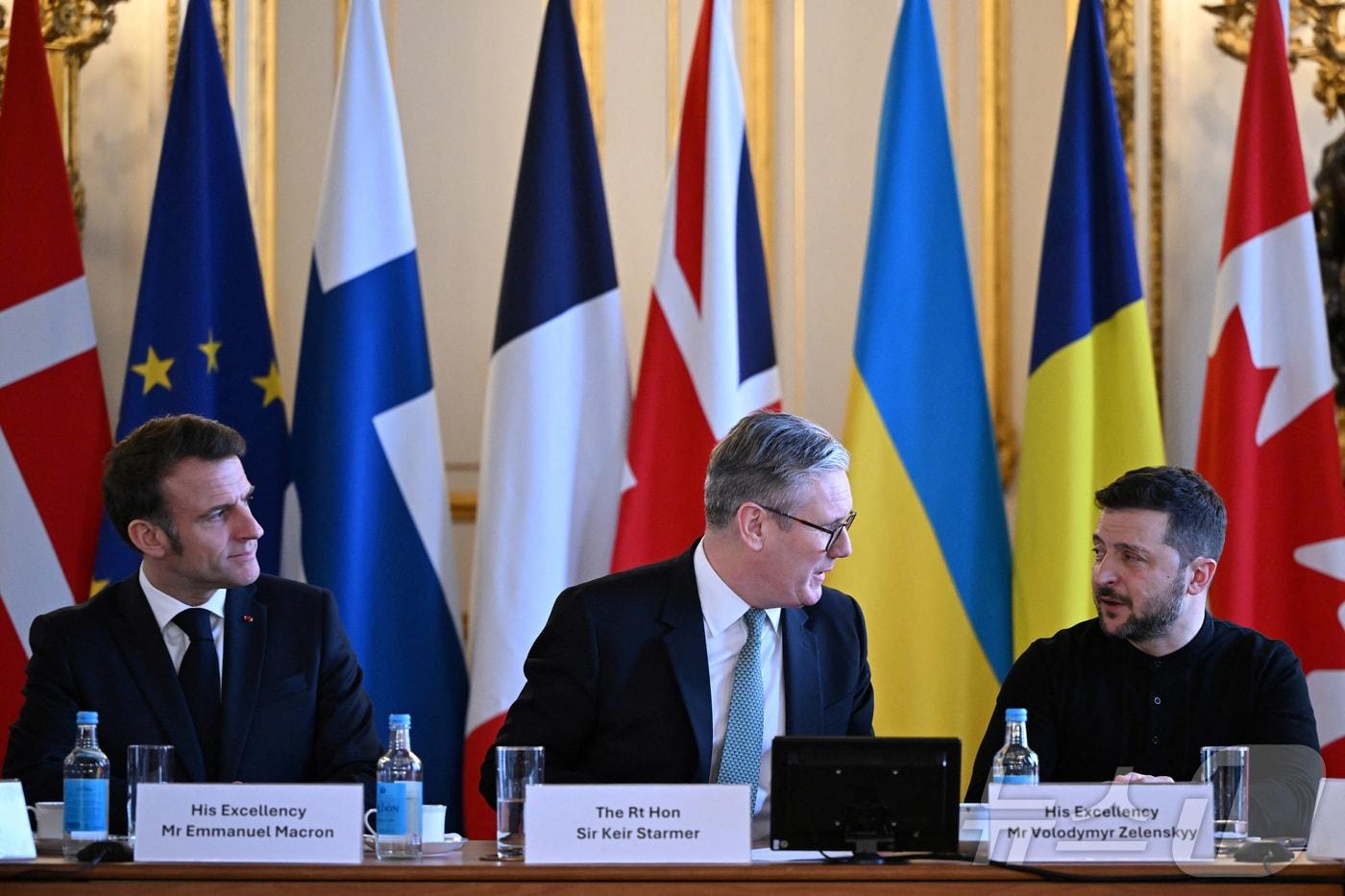 에마뉘엘 마크롱 프랑스 대통령&#40;왼쪽부터&#41;, 키어 스타머 영국 총리, 볼로디미르 젤렌스키 우크라이나 대통령. 2025.03.02 ⓒ 로이터=뉴스1 ⓒ News1 이지예 객원기자