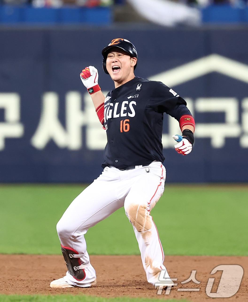 본문 이미지 - 21일 대구삼성라이온즈파크에서 열린 2025 신한 SOL뱅크 KBO 포스트시즌 플레이오프 3차전 한화 이글스와 삼성 라이온즈의 경기, 한화 하주석이 4회초 2사 2루 상황에서 1타점 2루타를 친 후 포효하고 있다. 2025.10.21/뉴스1 ⓒ News1 김성진 기자