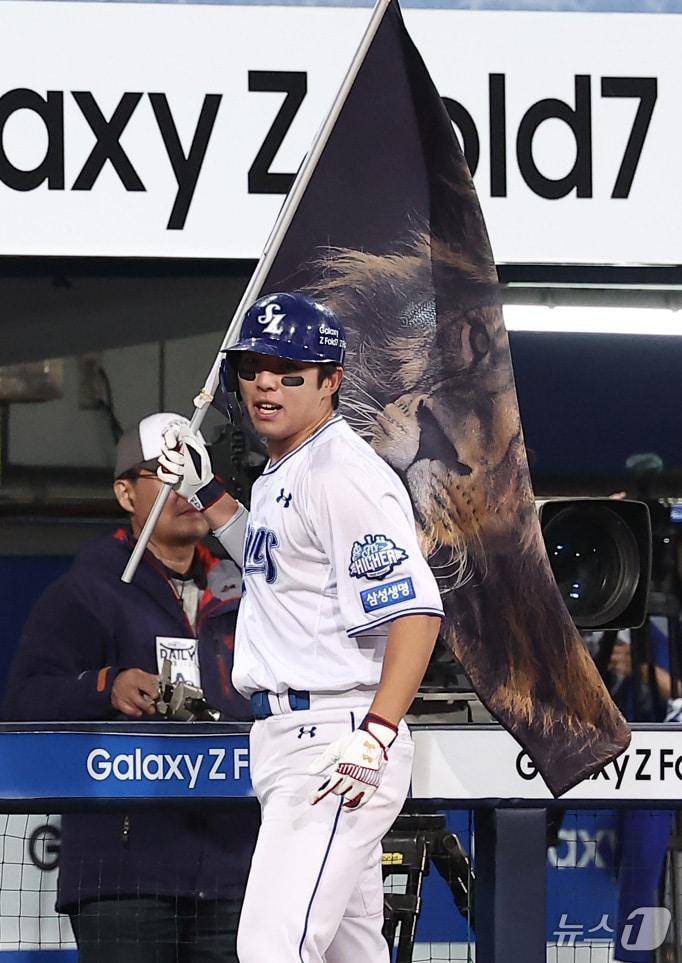 본문 이미지 - 21일 대구삼성라이온즈파크에서 열린 2025 신한 SOL뱅크 KBO 포스트시즌 플레이오프 3차전 한화 이글스와 삼성 라이온즈의 경기, 삼성 김영웅이 4회말 1사 1,2루 상황에서 역전 3점 홈런을 터뜨린 후 사자 깃발을 휘날리고 있다. 2025.10.21/뉴스1 ⓒ News1 김성진 기자