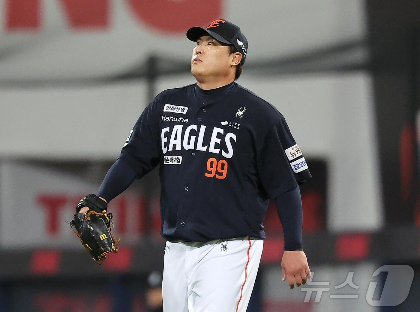 본문 이미지 - 21일 대구삼성라이온즈파크에서 열린 2025 신한 SOL뱅크 KBO 포스트시즌 플레이오프 3차전 한화 이글스와 삼성 라이온즈의 경기, 한화 선발 류현진이 4회말 2사 삼성 김태훈에게 솔로 홈런을 허용 후 아쉬워하고 있다. 2025.10.21/뉴스1 ⓒ News1 김진환 기자