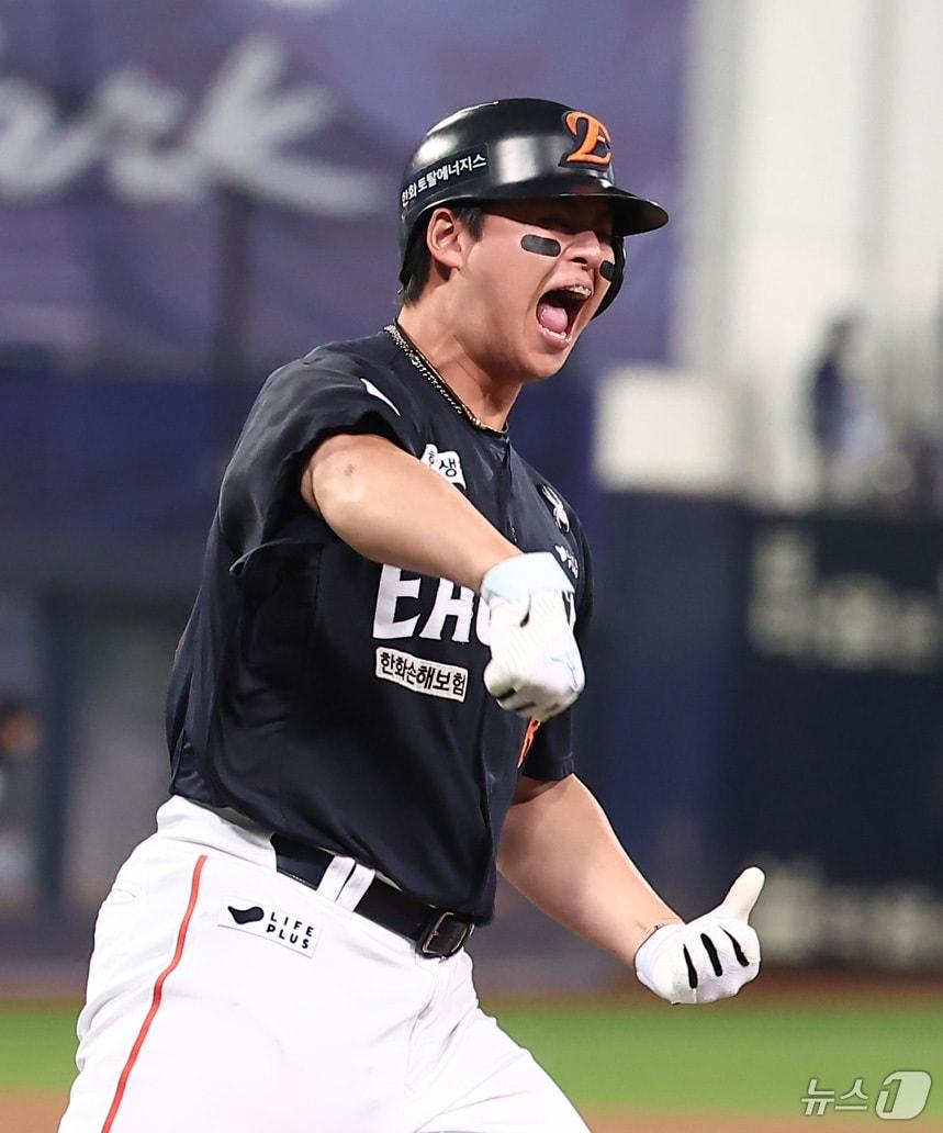 본문 이미지 - 21일 대구삼성라이온즈파크에서 열린 2025 신한 SOL뱅크 KBO 포스트시즌 플레이오프 3차전 한화 이글스와 삼성 라이온즈의 경기, 한화 노시환이 5회초 2사 3루 상황에서 역전 2점 홈런을 터뜨린 후 포효하고 있다. 2025.10.21/뉴스1 ⓒ News1 김성진 기자