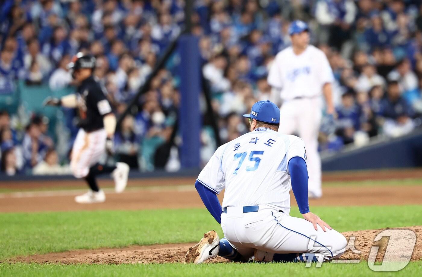 21일 대구삼성라이온즈파크에서 열린 2025 신한 SOL뱅크 KBO 포스트시즌 플레이오프 3차전 한화 이글스와 삼성 라이온즈의 경기, 삼성 선발 후라도가 5회초 1사 2루 한화 리베라토에게 1타점 2루타를 허용하며 투구 후 넘어지고 있다. 2025.10.21/뉴스1 ⓒ News1 김성진 기자