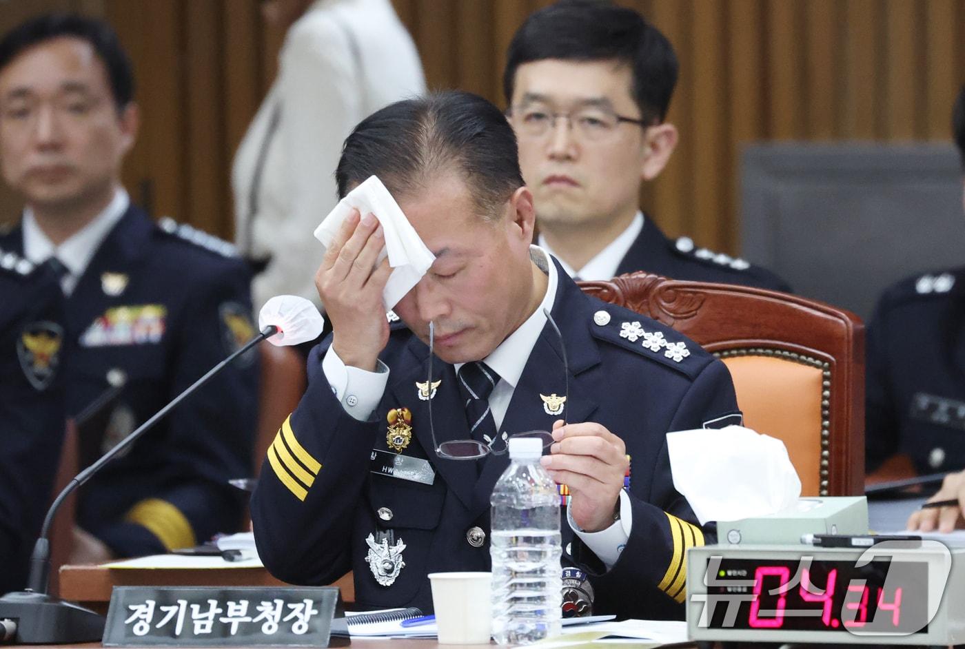 황창선 경기남부경찰청장이 21일 경기 수원시 장안구 경기남부경찰청에서 열린 국회 행정안전위원회의 경기남북부경찰에 대한 국정감사에서 땀을 닦고 있다. 2025.10.21/뉴스1 ⓒ News1 김영운 기자