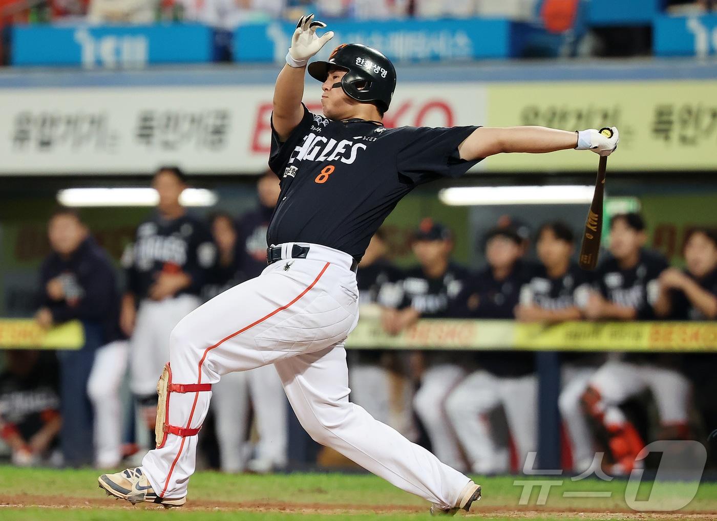 본문 이미지 - 21일 대구삼성라이온즈파크에서 열린 2025 신한 SOL뱅크 KBO 포스트시즌 플레이오프 3차전 한화 이글스와 삼성 라이온즈의 경기, 한화 노시환이 5회초 2사 2루 상황 역전 투런홈런을 치고 있다. 2025.10.21/뉴스1 ⓒ News1 김진환 기자