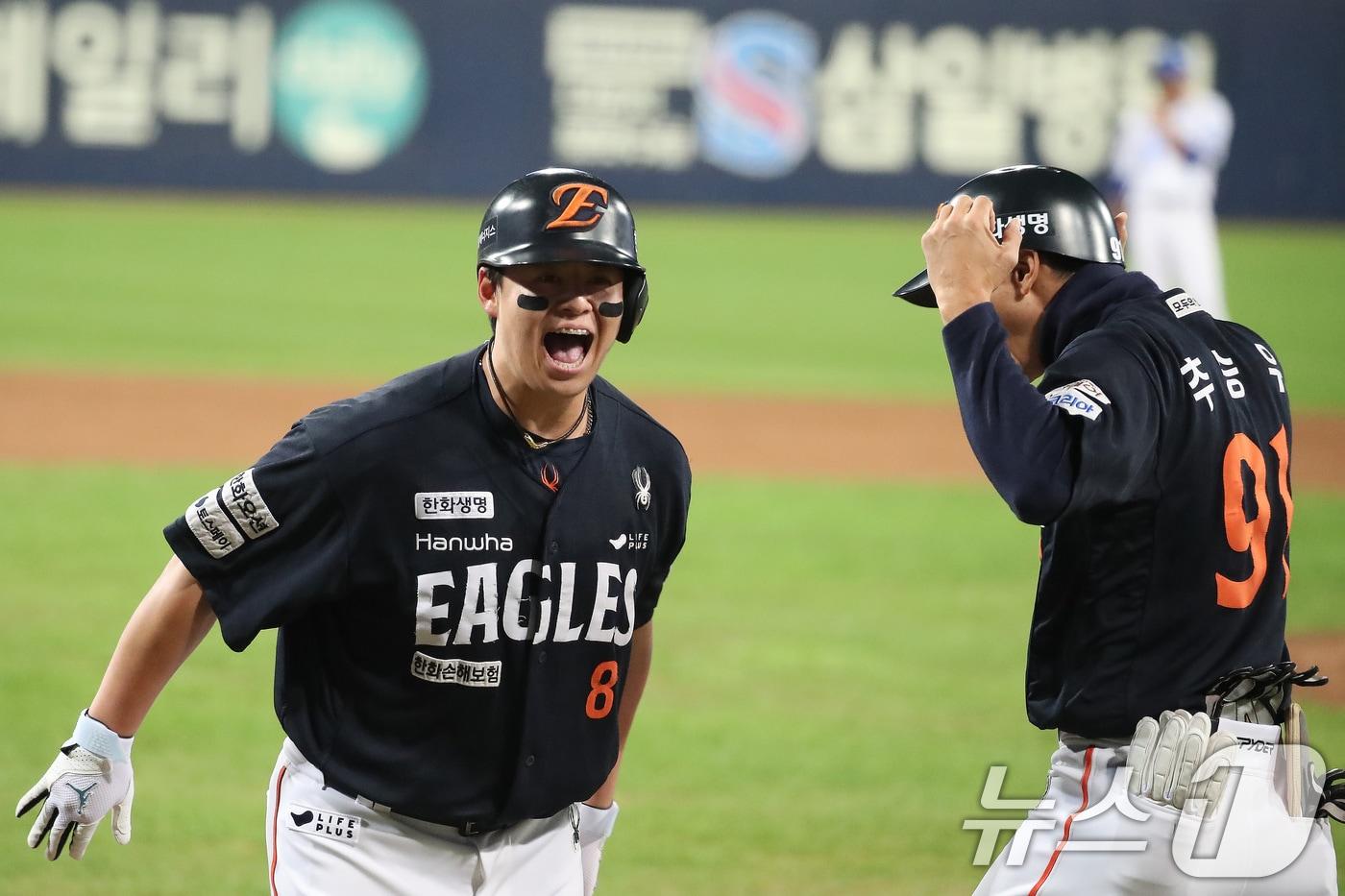 21일 오후 대구 삼성라이온즈파크에서 열린 프로야구 2025 신한 SOL뱅크 KBO 플레이오프 3차전 삼성 라이온즈와 한화 이글스의 경기, 5회초 2사 3루 상황 한화 노시환이 역전 2점 홈런을 때린 뒤 홈을 밟으며 기뻐하고 있다. 2025.10.21/뉴스1 ⓒ News1 공정식 기자