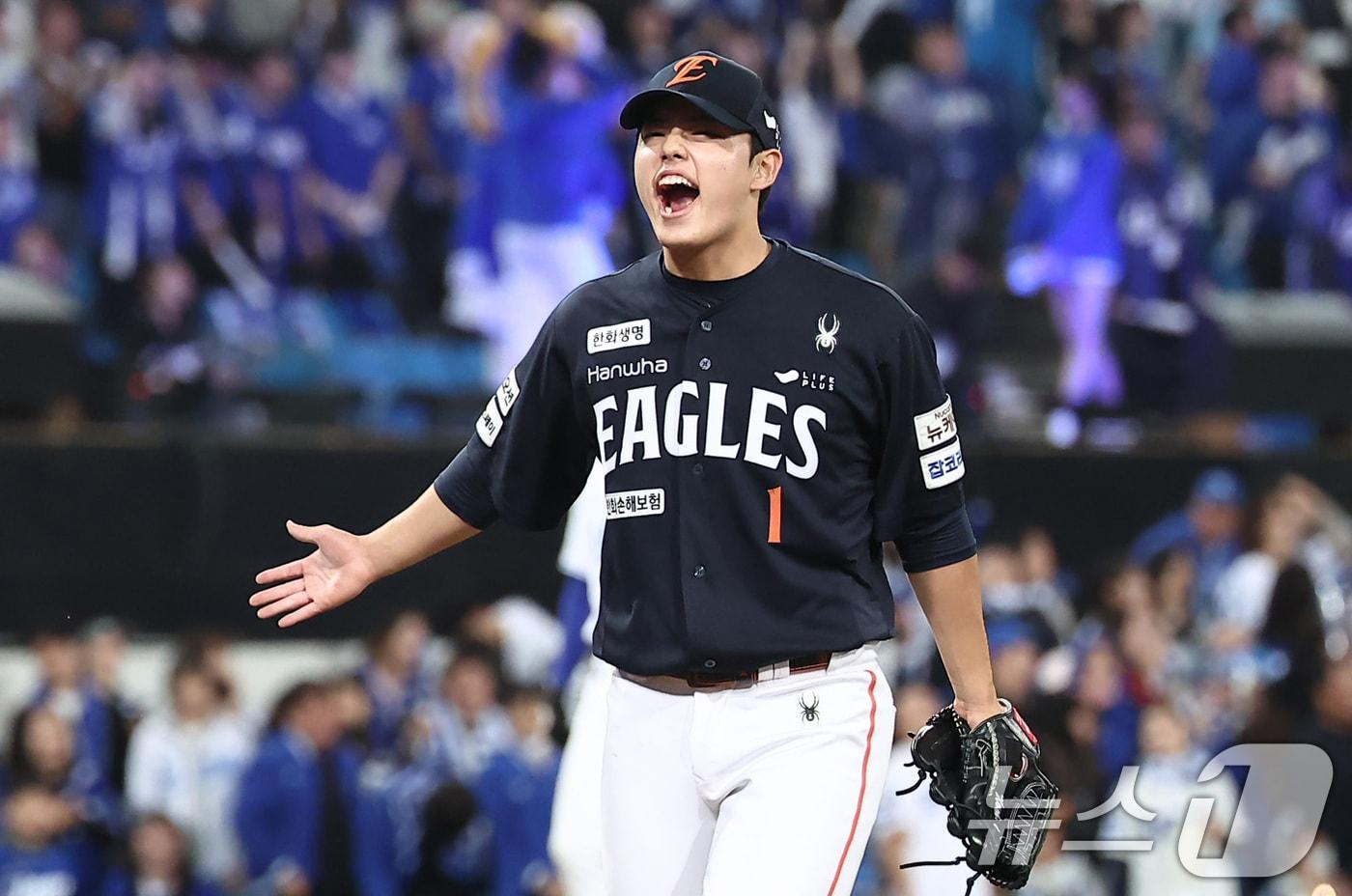 21일 대구삼성라이온즈파크에서 열린 2025 신한 SOL뱅크 KBO 포스트시즌 플레이오프 3차전 한화 이글스와 삼성 라이온즈의 경기, 한화 문동주가 7회말 2사 1,3루 상황 삼성 디아즈를 중견수 플라이로 아웃시킨 후 더그아웃으로 향하며 포효하고 있다. 2025.10.21/뉴스1 ⓒ News1 김성진 기자