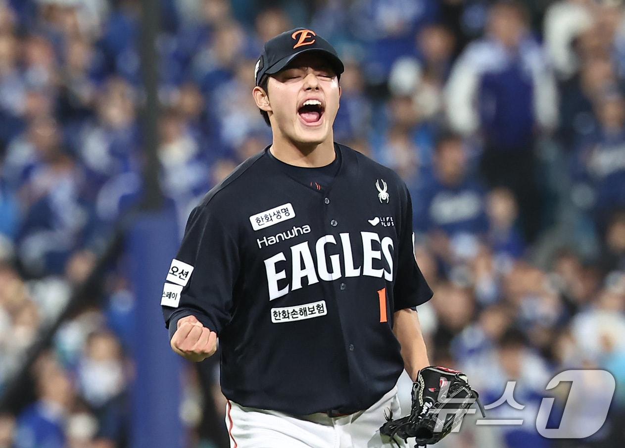 본문 이미지 - 21일 대구삼성라이온즈파크에서 열린 2025 신한 SOL뱅크 KBO 포스트시즌 플레이오프 3차전 한화 이글스와 삼성 라이온즈의 경기, 한화 문동주가 8회말 2사 2루 상황에서 삼성 강민호를 삼진 아웃으로 돌려세운 후 포효하고 있다. 2025.10.21/뉴스1 ⓒ News1 김성진 기자