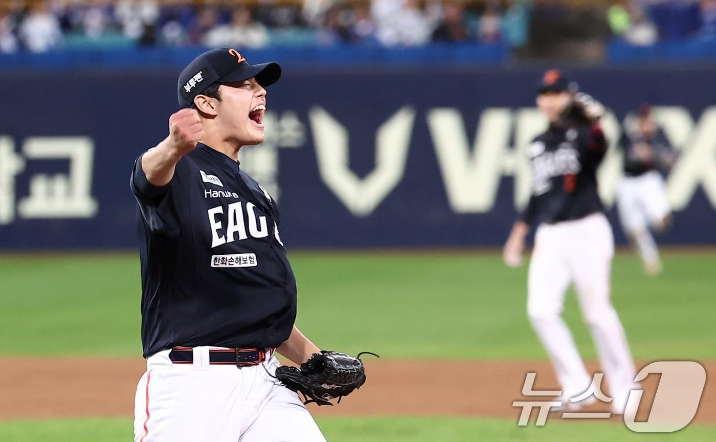 21일 대구삼성라이온즈파크에서 열린 2025 신한 SOL뱅크 KBO 포스트시즌 플레이오프 3차전 한화 이글스와 삼성 라이온즈의 경기에서 한화 문동주가 4이닝 무실점을 펼치며 5-4로 승리한 후 포효하고 있다. 2025.10.21/뉴스1 ⓒ News1 김성진 기자
