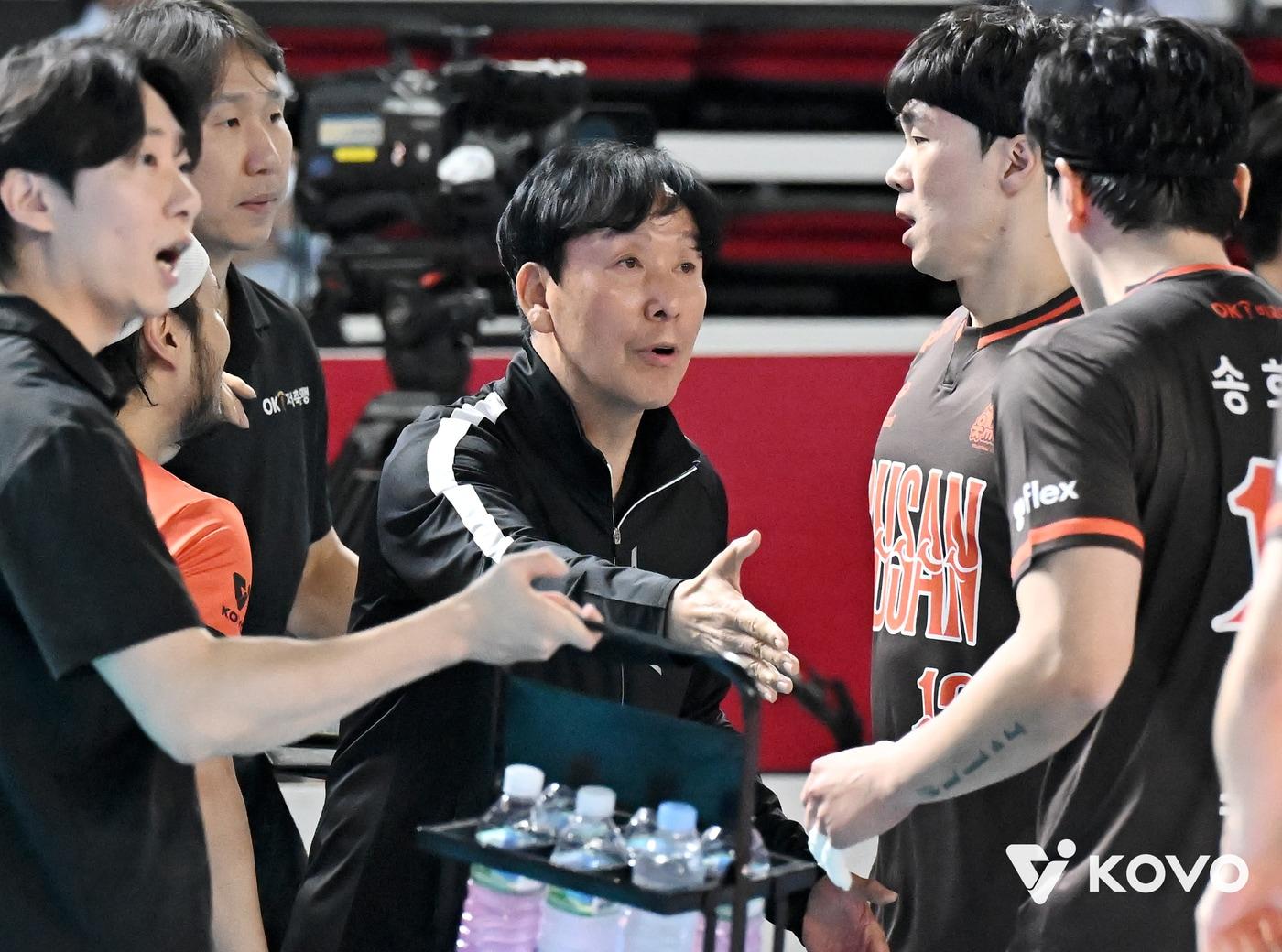 본문 이미지 - 선수들에게 지시하는 신영철 OK저축은행 감독. &#40;KOVO 제공&#41;