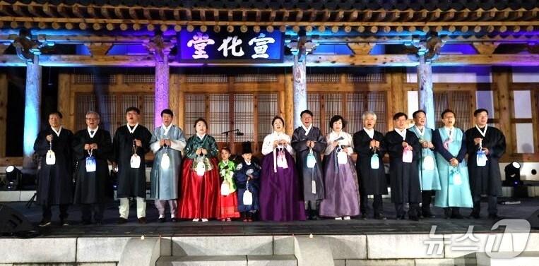 본문 이미지 - 21일 전주시 전라감영에서 &#39;2025 한복문화주간 개막식&#39;이자 한복의 날 기념행사인 &#39;비단夜&#40;야&#41;&#39;가 개최됐다.&#40;전주시 제공, 재판매 및 DB 금지&#41;/뉴스1