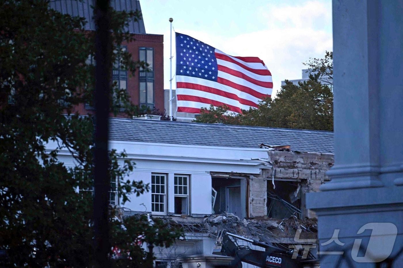 20일(현지시간) 미국 워싱턴 D.C. 백악관 동관 일부가 중장비에 의해 철거되며 도널드 트럼프 대통령이 계획한 연회장 건설이 시작됐다.2025.10.20.ⓒ AFP=뉴스1